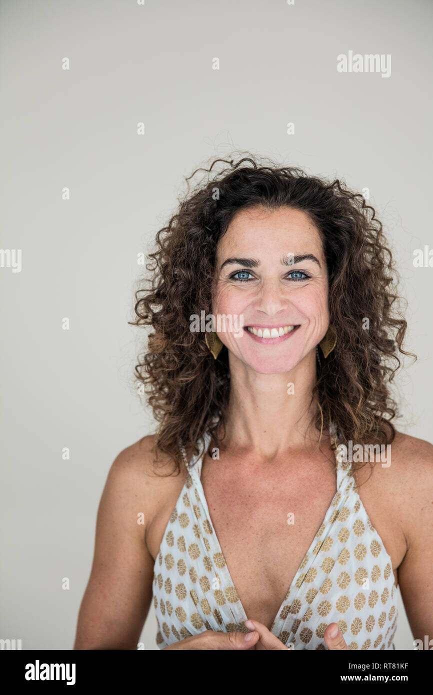 Ritratto di un beautifulwoman, indossando abiti estivi Foto Stock