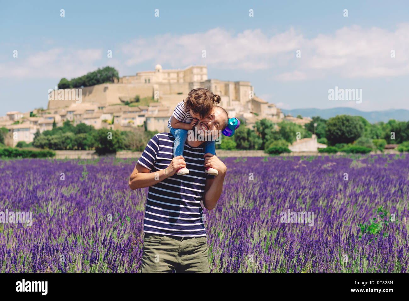 Francia, Grignan, padre e figlia piccola per divertirsi insieme nel campo di lavanda Foto Stock