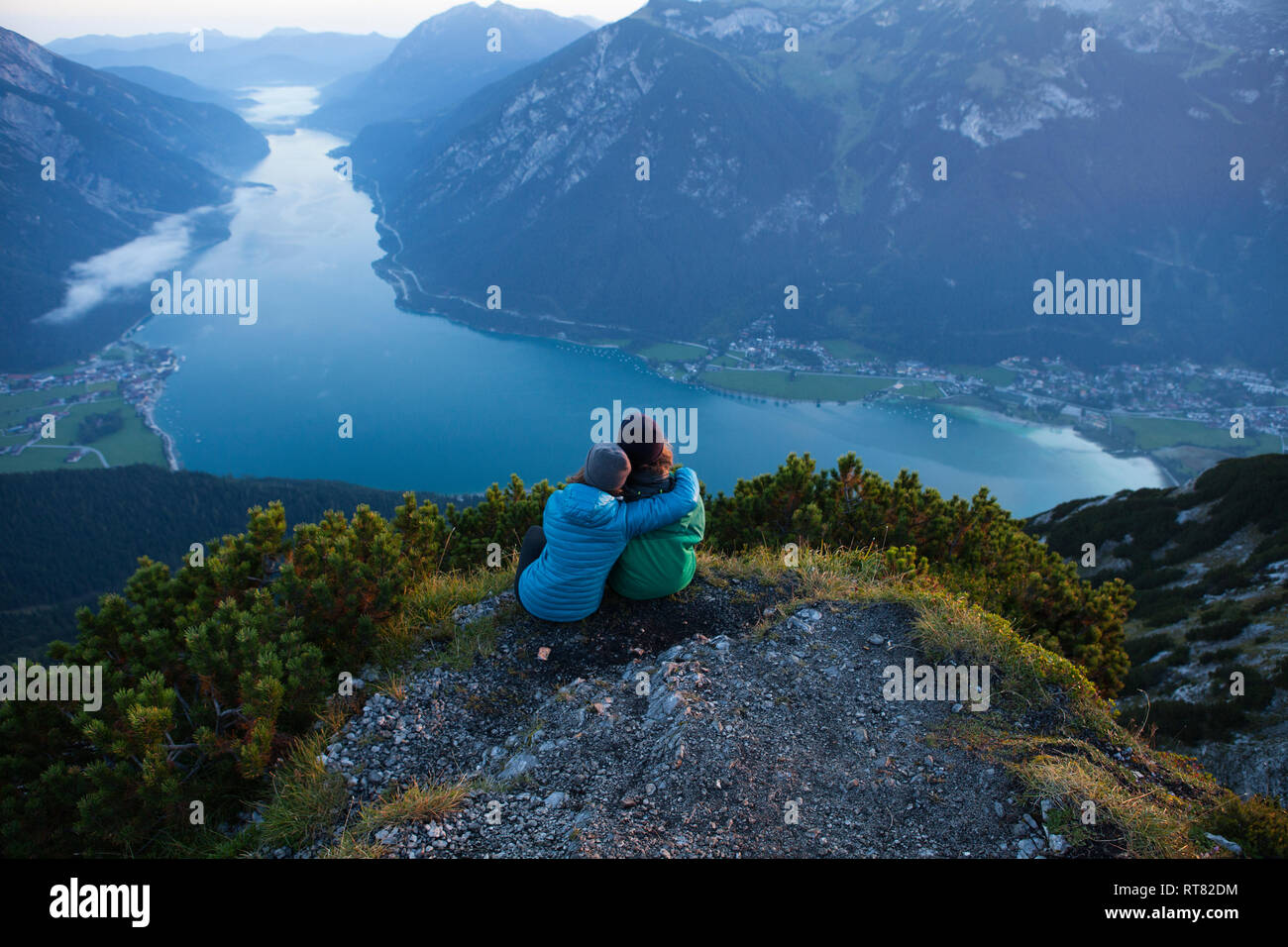 Austria, Tirolo, due escursionisti godendo della vista sul lago Achensee Foto Stock