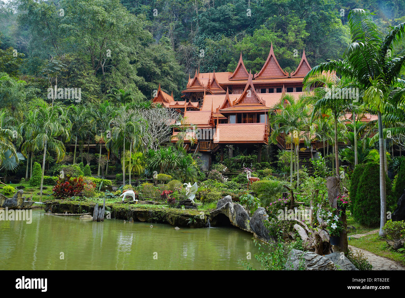 Realizzato dal tempio di legno nella foresta Wat Tham Khao Wong, Uthai Thani, Thailandia. Foto Stock