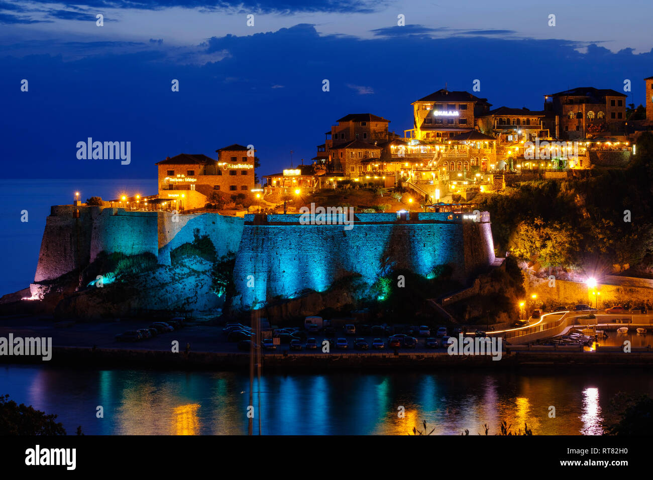 Montenegro Ulcinj, costa adriatica, città vecchia al crepuscolo Foto Stock