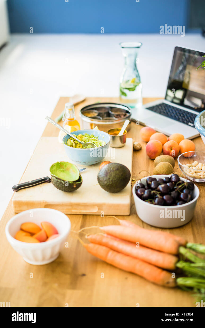 Sani frutti e le verdure su una superficie di cottura Foto Stock