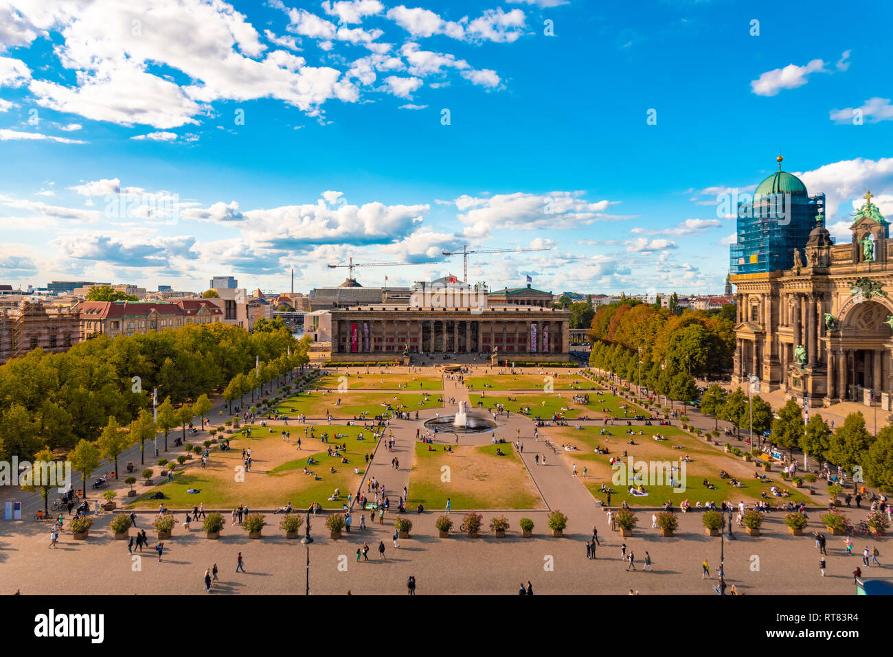 Germania, Berlino, Berlin-Mitte, Museumsinsel, piacere giardino e museo Vecchio, Cattedrale di Berlino a destra Foto Stock