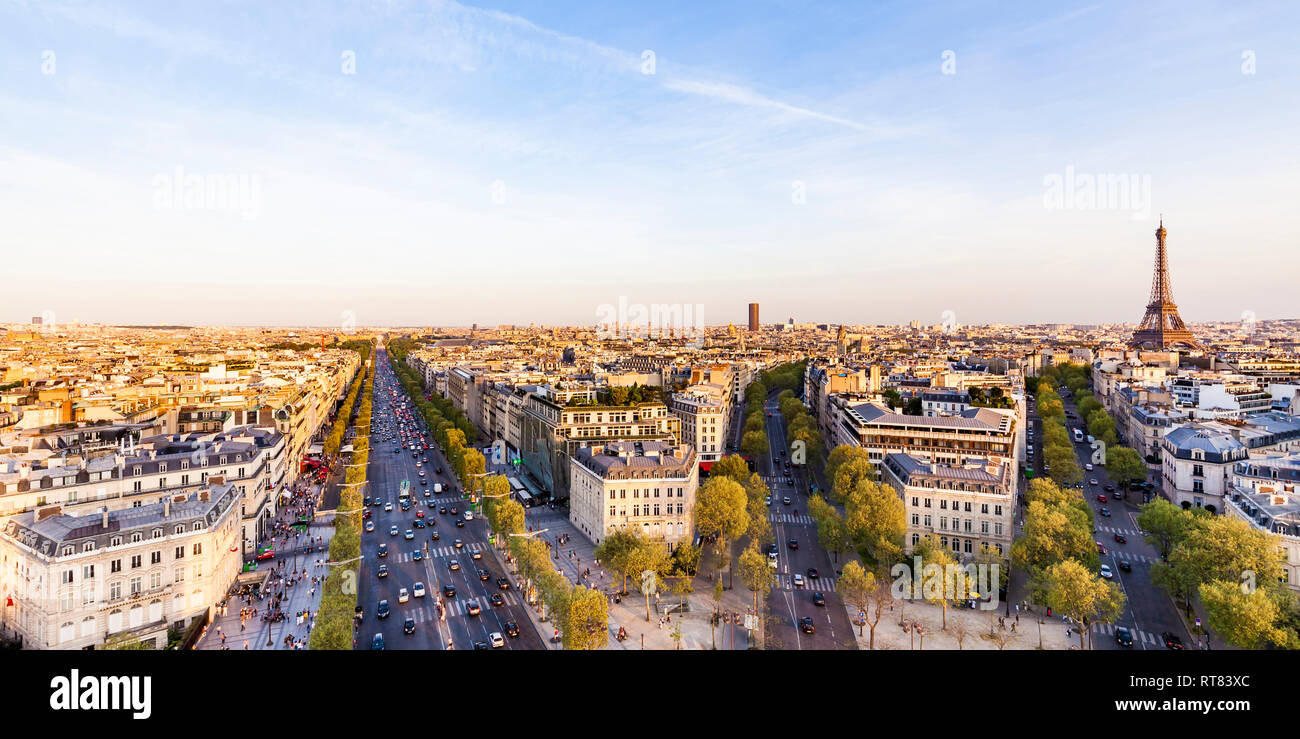 Francia, Parigi, cityscape con Place Charles-de-Gaulle, la Torre Eiffel e la Avenue des Champs Elysees Foto Stock