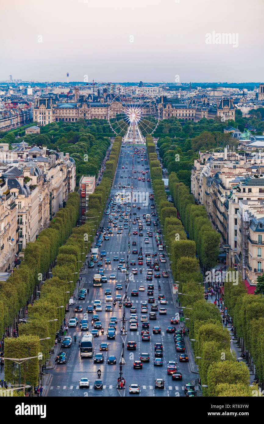 Francia, Parigi, cityscape con Avenue des Champs Elysees e il Louvre Foto Stock