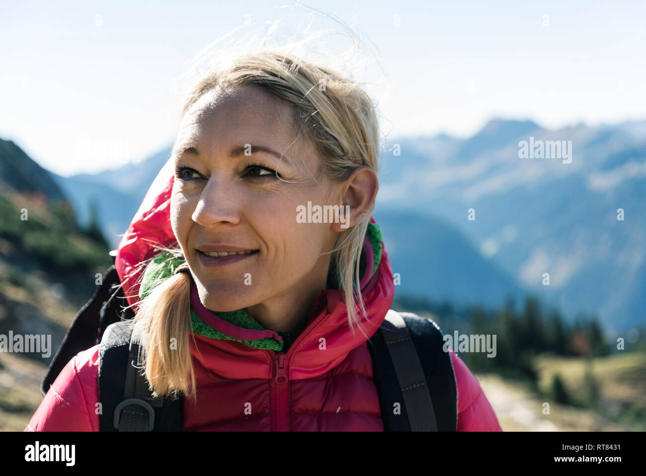 Austria, Tirolo, ritratto di donna sorridente su una escursione in montagna Foto Stock