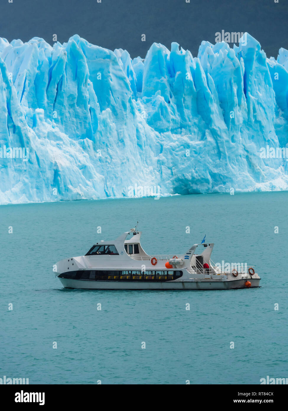 Argentina, Patagonia, El Calafate, ghiacciaio Perito Moreno escursione con la barca in primo piano Foto Stock