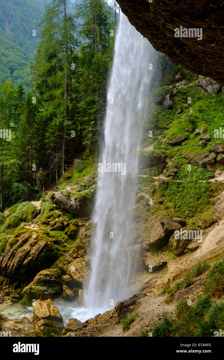 La Slovenia, sulle Alpi Giulie, Gorenjska, vicino a Mojstrana, valle di Vrata, cade Pericnik Foto Stock