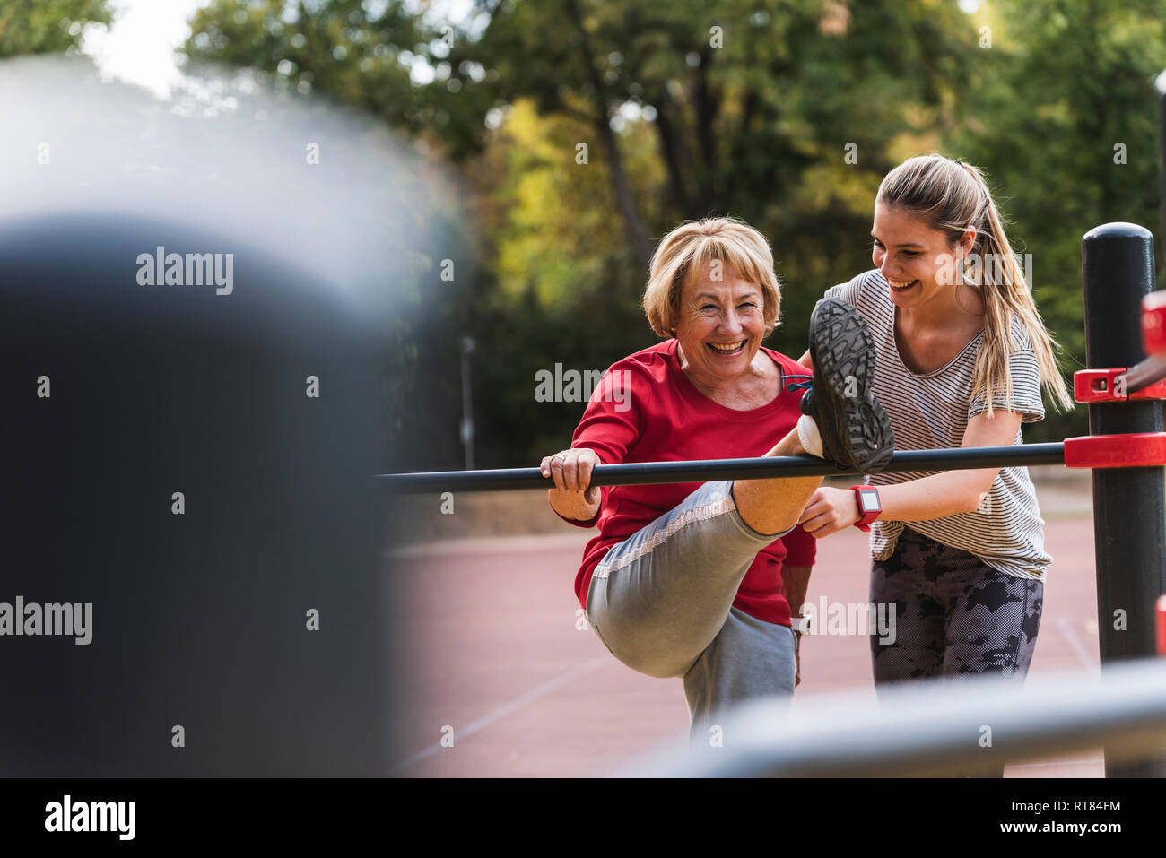 Nonna e nipote training su barre in un parco Foto Stock