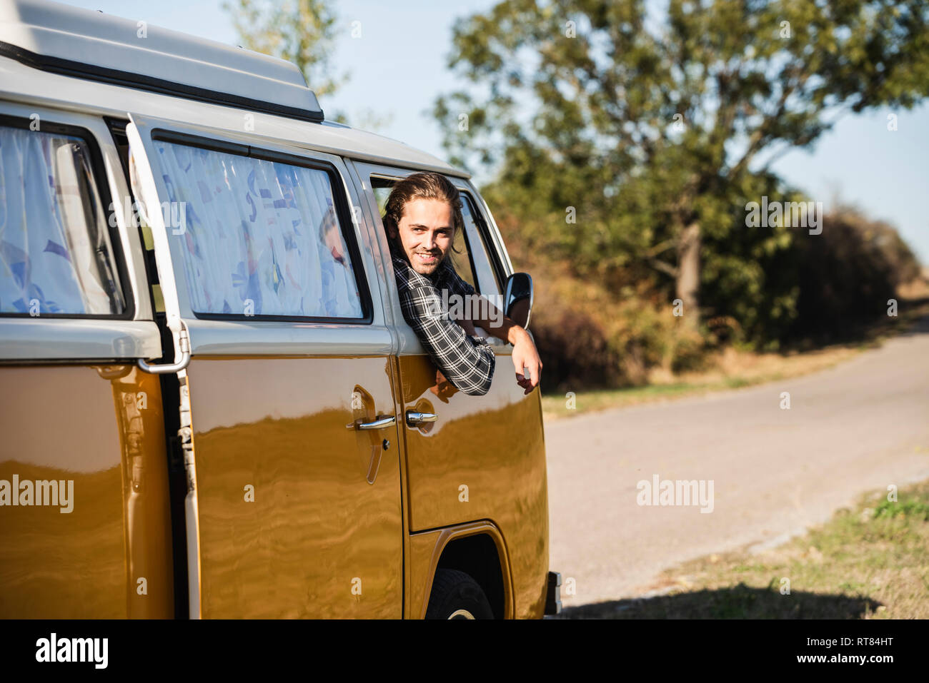 Giovane uomo su un viaggio con il suo camper Foto Stock