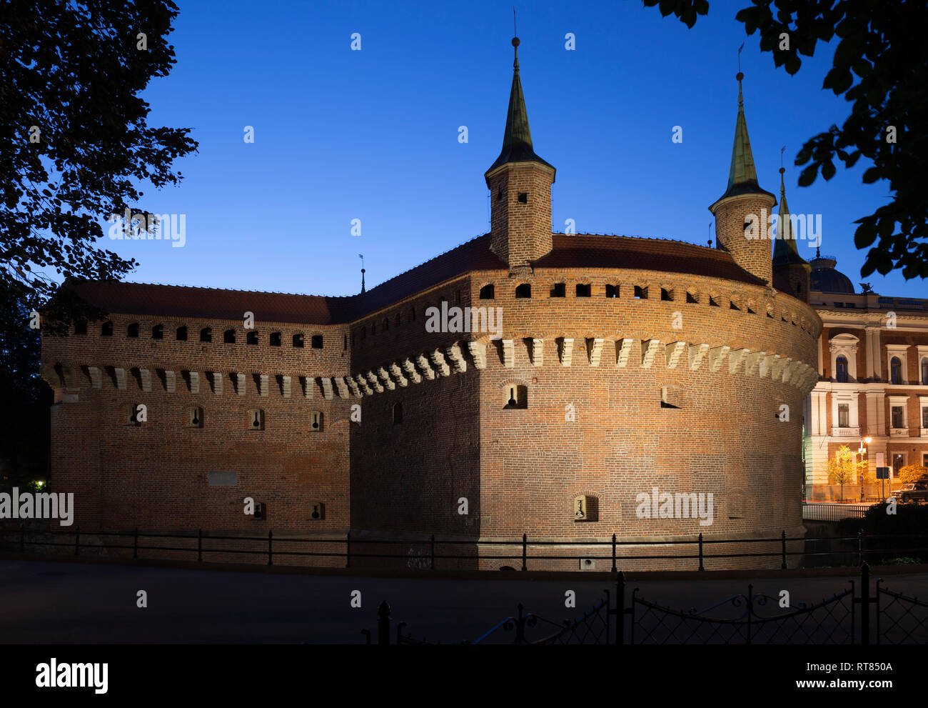 La Polonia, Cracovia, Barbican fortificazione di notte Foto Stock