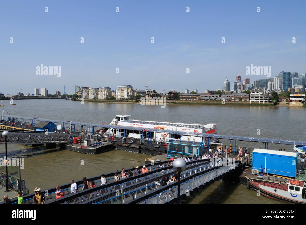 Imbarcazione di passeggeri a piedi verso terra attraverso un ponte dal molo sul Fiume Tamigi a Greenwich a Londra, Regno Unito. Foto Stock