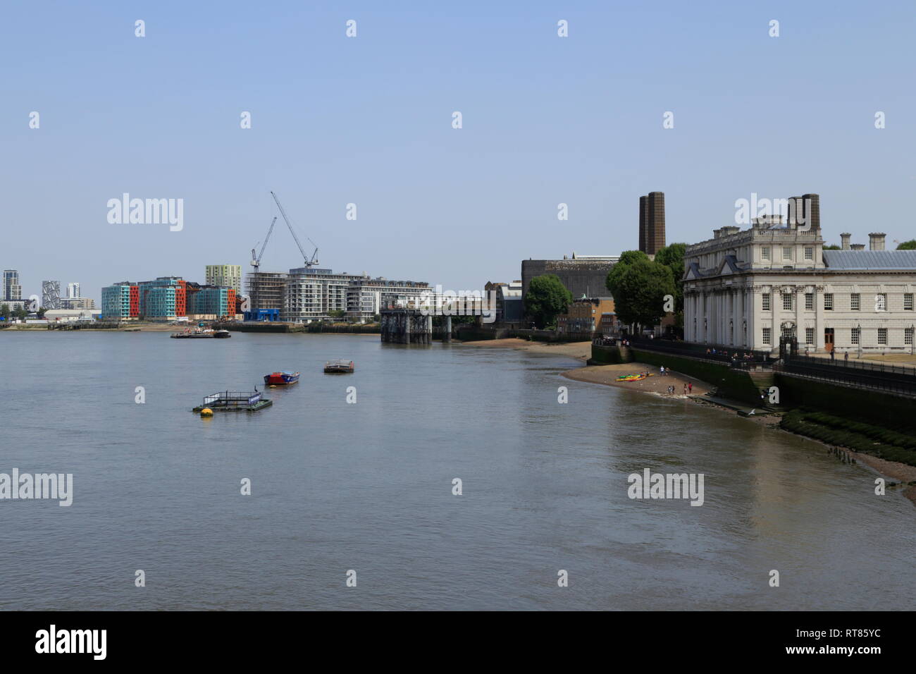 Vari edifici (inclusa la parte del vecchio Royal Naval College e l'Ottica manto) lungo il fiume Tamigi, a Greenwich, Londra, Regno Unito. Foto Stock