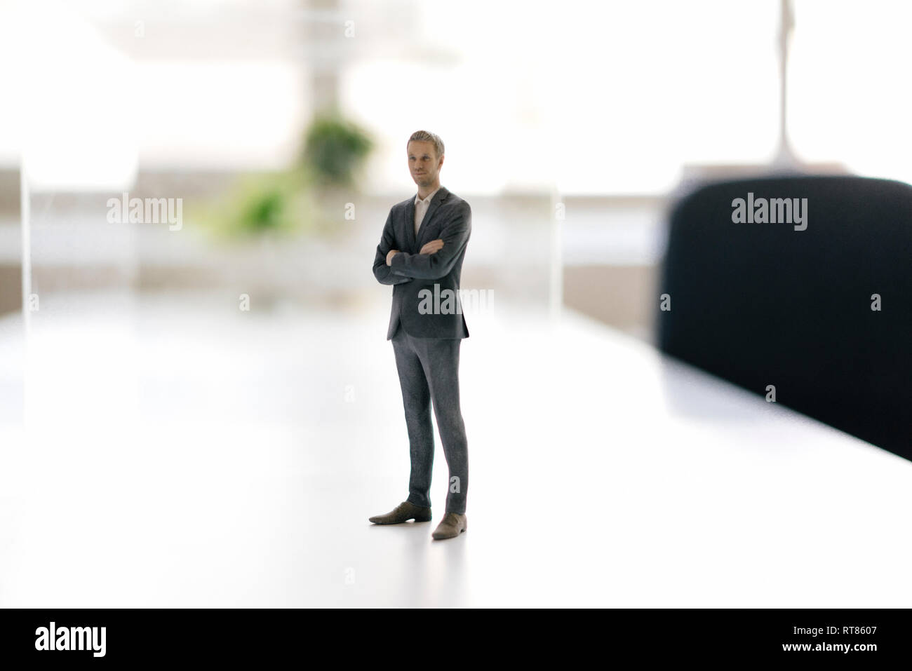 Imprenditore figurina in piedi sulla scrivania in ufficio moderno Foto Stock
