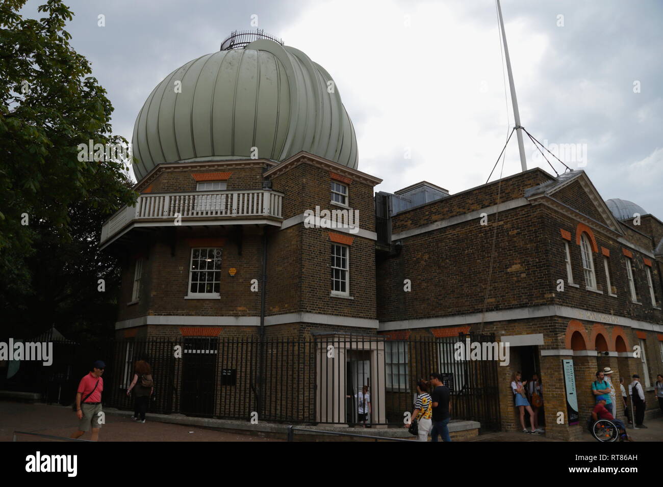 La facciata di una parte del grande storico edificio equatoriale con un telescopio cupola all'Osservatorio Reale di Greenwich a Londra, Regno Unito. Foto Stock