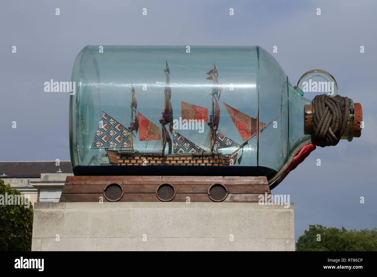 Close-up di Lord Nelson's HMS Victory nave in una bottiglia al di fuori della Sammy Ofer ala, National Maritime Museum di Greenwich, Londra, Regno Unito. Foto Stock