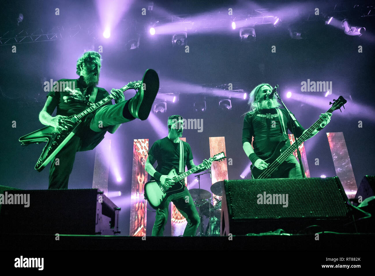 Norvegia - Oslo il 3 febbraio 2019. La American metal band Mastodon esegue un concerto dal vivo a Oslo Spektrum di Oslo. Qui il bassista e cantante Troy Sanders (R) è visto dal vivo sul palco con i chitarristi Brent cerve (L) e Bill Kelliher (C). (Photo credit: Gonzales foto - Terje Dokken). Foto Stock