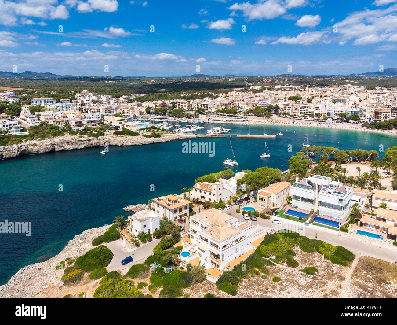 Spagna, Baleares, Mallorca, Porto Cristo, Cala Manacor, costa con ville e porto naturale Foto Stock