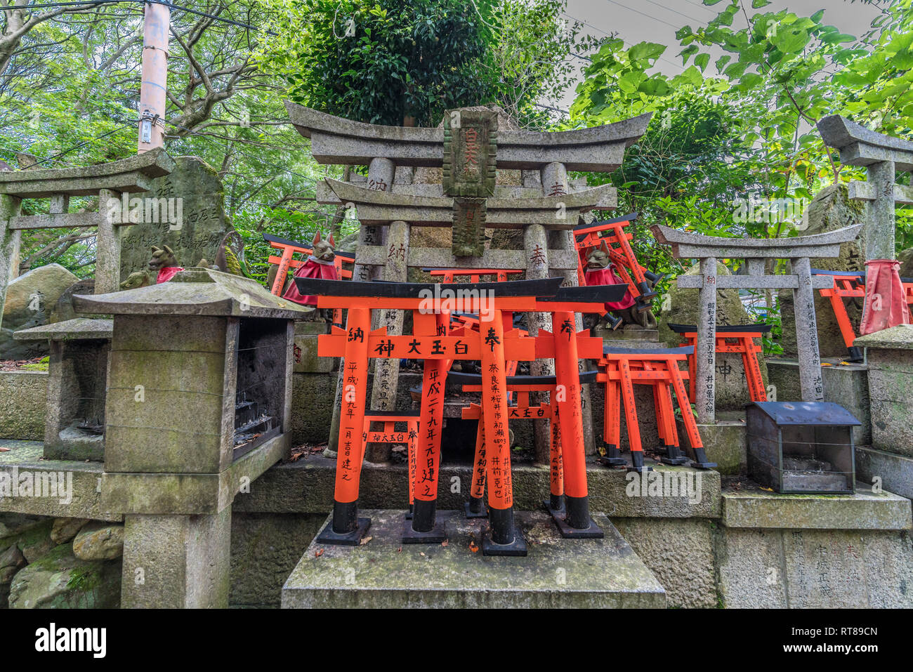 Fushimi-ku, Kyoto, Giappone - 23 Agosto 2017 : Shiratama Ogami Otsuka (adorare pietre incise con i nomi di divinità) a Sannomine (Shimosha Shinseki) Foto Stock