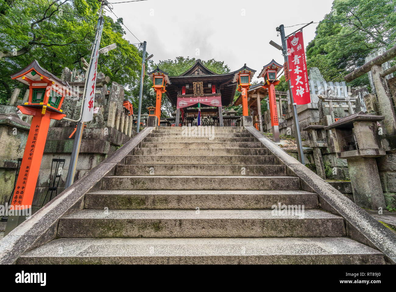 Nakasha Shinseki o Naka no Yashiro sacrario scintoista a Mount Ninomine che sancisce Aoki Okami divinità. Fushimi Inari Taisha complessa, Fushimi-ku, Kyoto Foto Stock