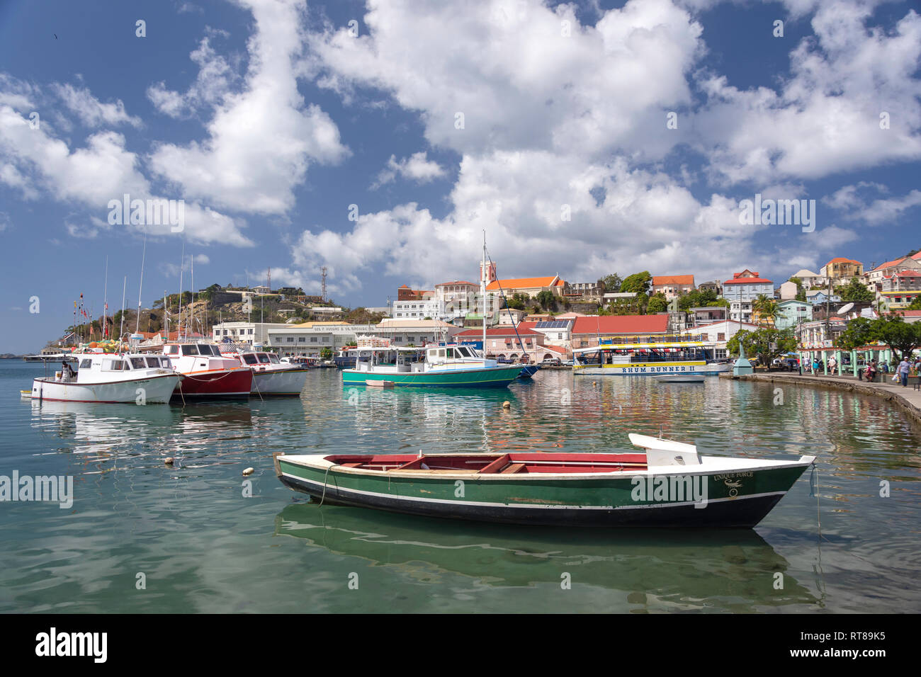Barche da pesca nel porto di Carenage, St.George's, Grenada, Piccole Antille, dei Caraibi Foto Stock