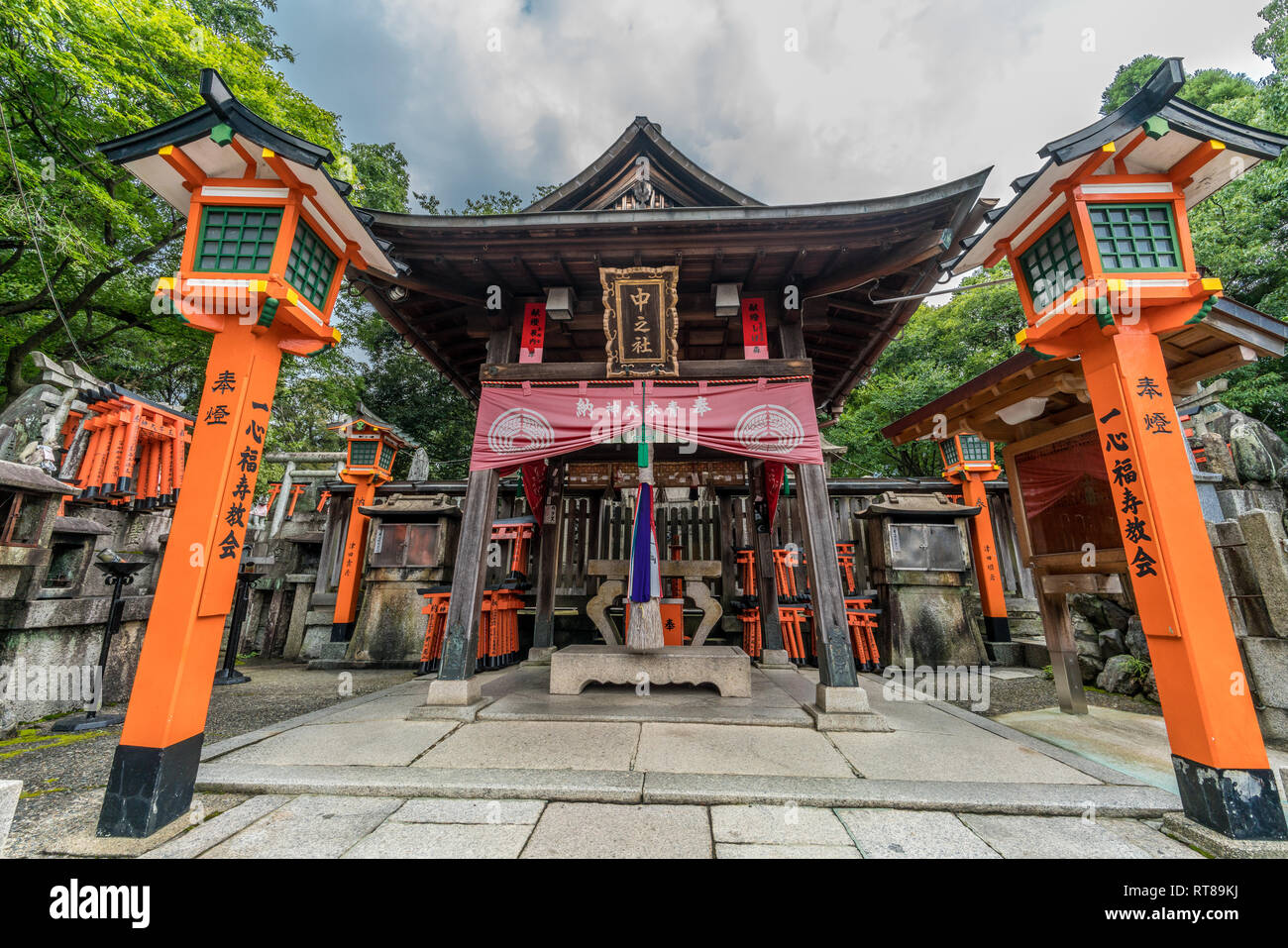 Nakasha Shinseki o Naka no Yashiro sacrario scintoista a Mount Ninomine che sancisce Aoki Okami divinità. Fushimi Inari Taisha complessa, Fushimi-ku, Kyoto Foto Stock