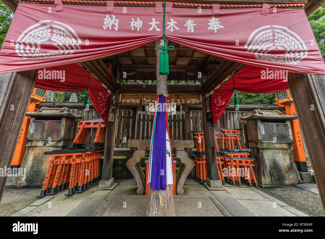 Nakasha Shinseki o Naka no Yashiro sacrario scintoista a Mount Ninomine che sancisce Aoki Okami divinità. Fushimi Inari Taisha complessa, Fushimi-ku, Kyoto Foto Stock