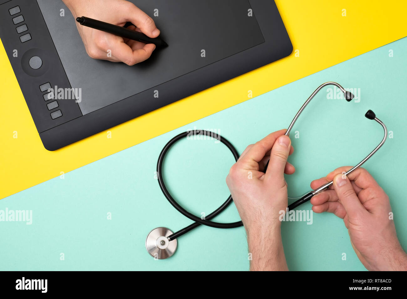 Concetto di scelta proffesion. È meglio essere un designer o un medico. L'uomo tenendo la penna della tavoletta grafica o uno stetoscopio su sfondo colorato. Foto Stock