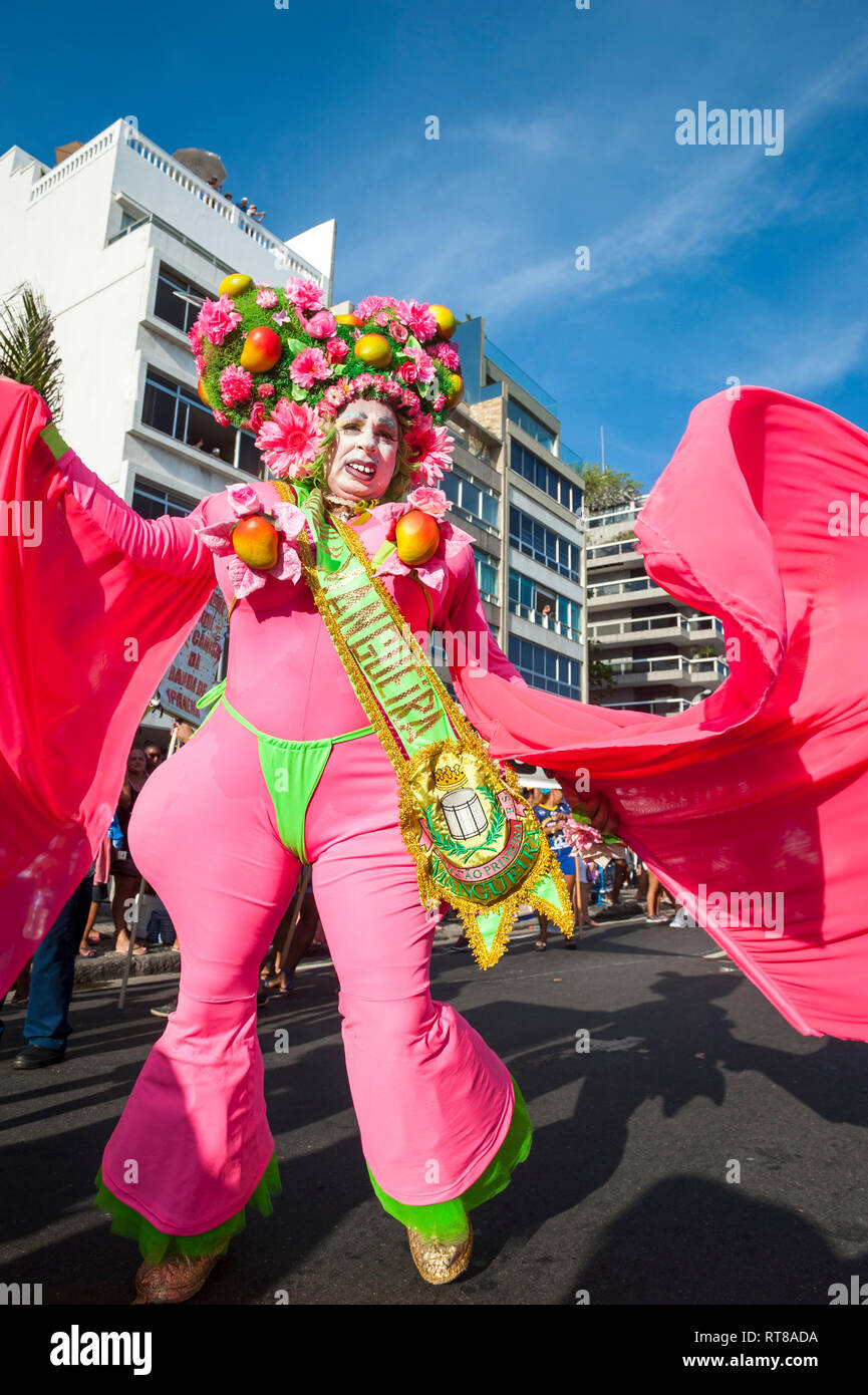 RIO DE JANEIRO - Febbraio 11, 2017: un uomo brasiliano in fiammeggiante costume rosa danze per gli spettatori in un carnevale street party a Farme de Amoedo. Foto Stock