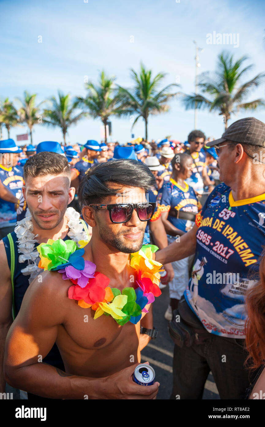 RIO DE JANEIRO - 11 febbraio 2017: il giovane brasiliano amici festeggia il Carnevale in un affollato pomeriggio street party sulla spiaggia di Ipanema. Foto Stock