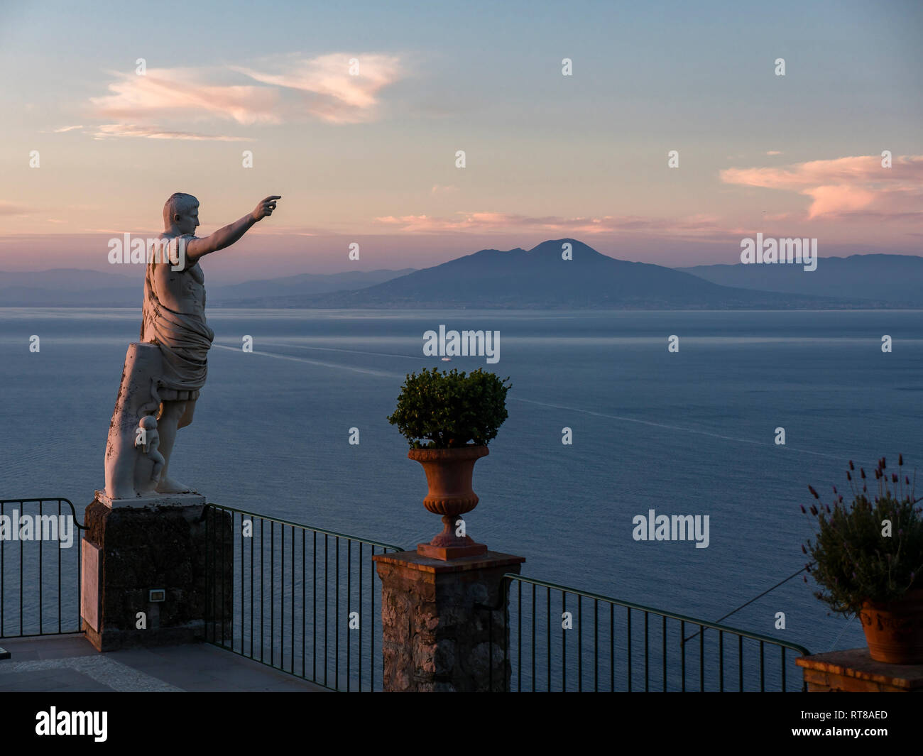 L'Italia, Campania, Capri e il golfo di Napoli, statua e Vesuv in background Foto Stock