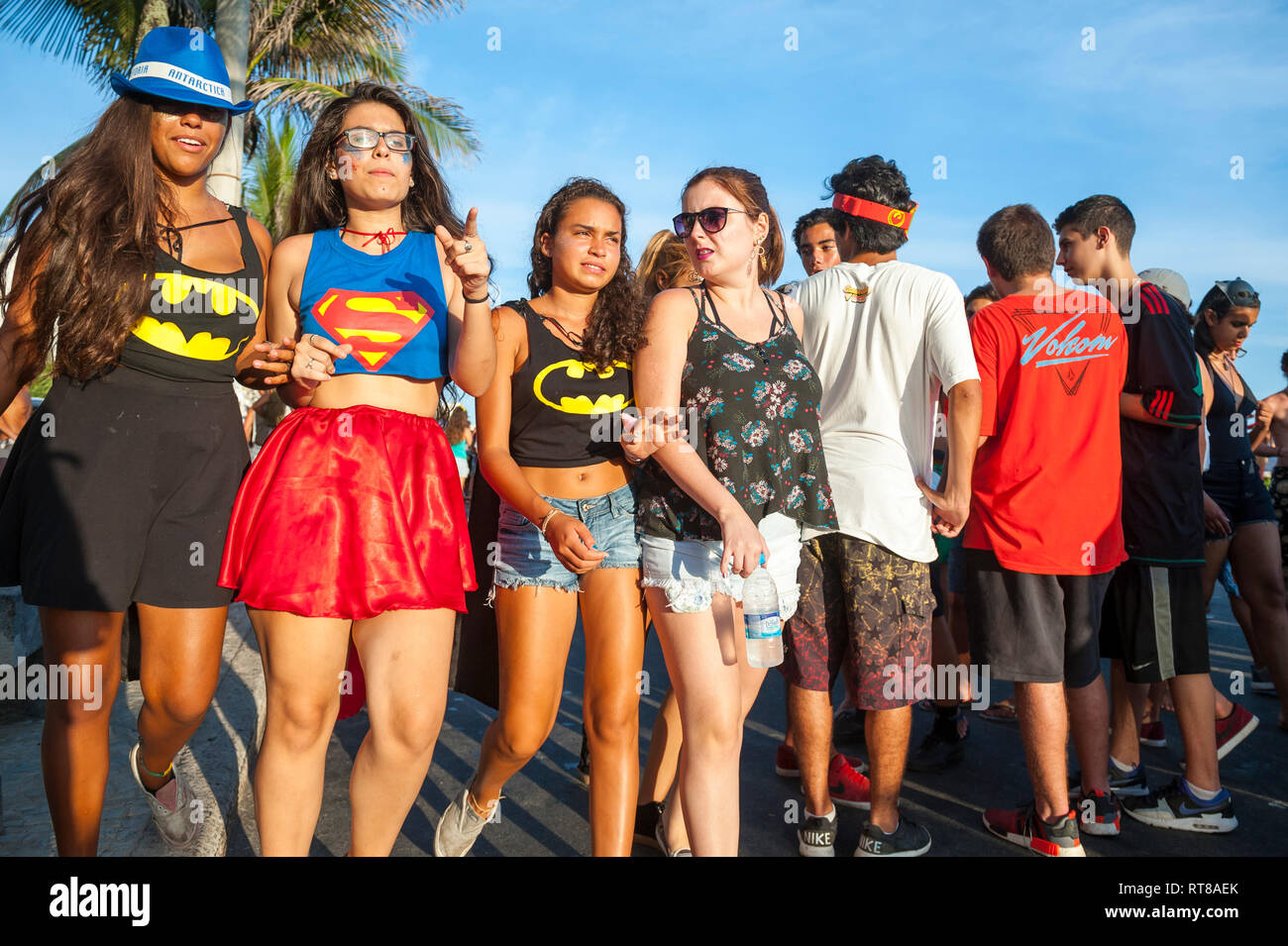 RIO DE JANEIRO - 18 febbraio 2017: un pomeriggio banda street party in Ipanema richiama folle di giovani brasiliani durante la città della festa di carnevale Foto Stock