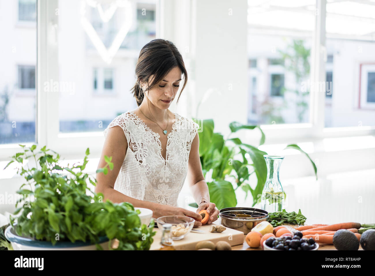 La donna la preparazione di un alimento sano nella sua cucina Foto Stock