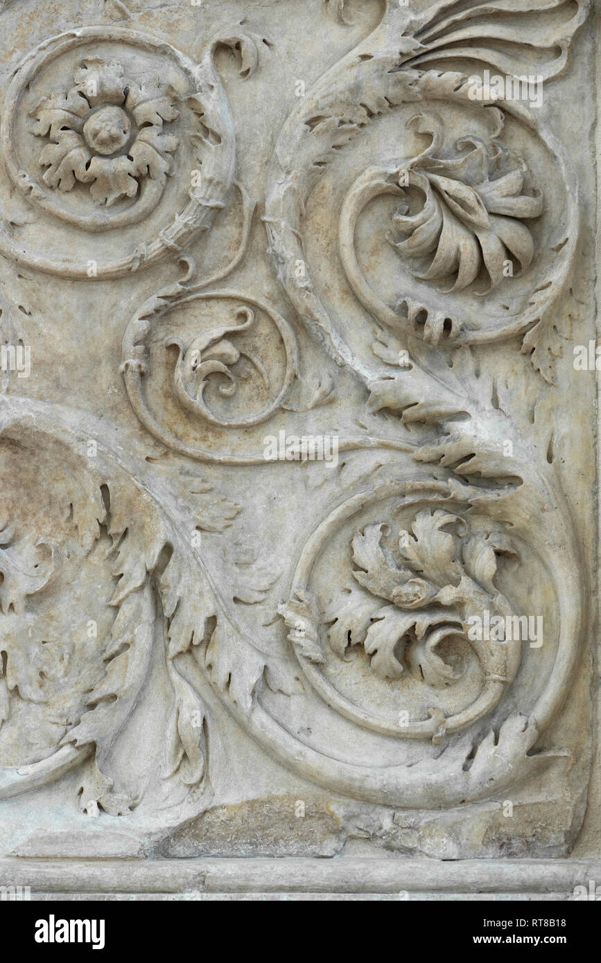 Roma. L'Italia. L'Ara Pacis Augustae, Museo dell'Ara Pacis. Dettaglio del decoro esterno rilievi raffiguranti scorre acanto. Foto Stock