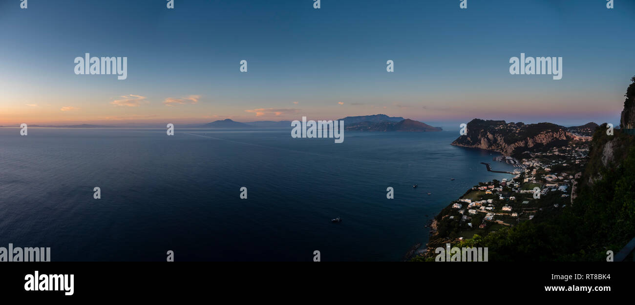 L'Italia, la Campania, il Golfo di Napoli, Capri nella luce della sera Foto Stock