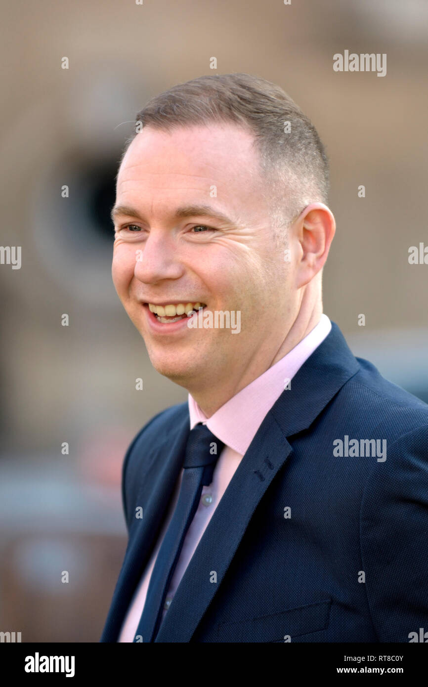 Chris Hazzard MP (Sinn Féin: a sud verso il basso) intervistato su College Green, Westminster, Feb 2019 Foto Stock