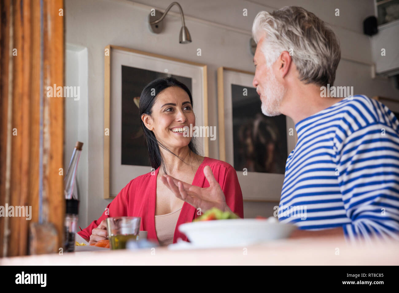 Coppia matura riuniti in un cafe Foto Stock