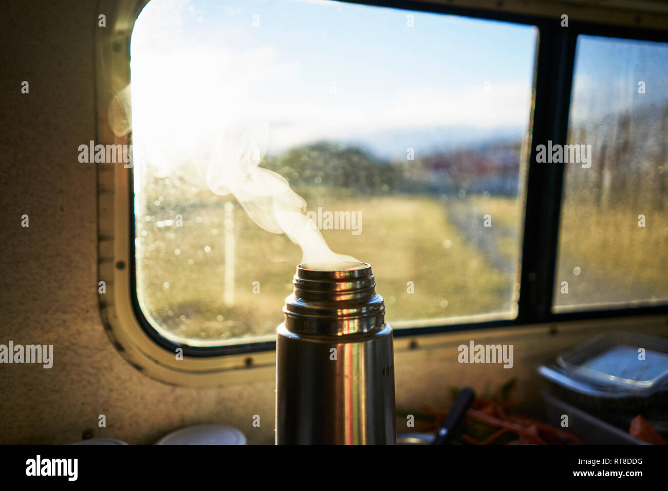 La cottura a vapore thermos in camper Foto Stock