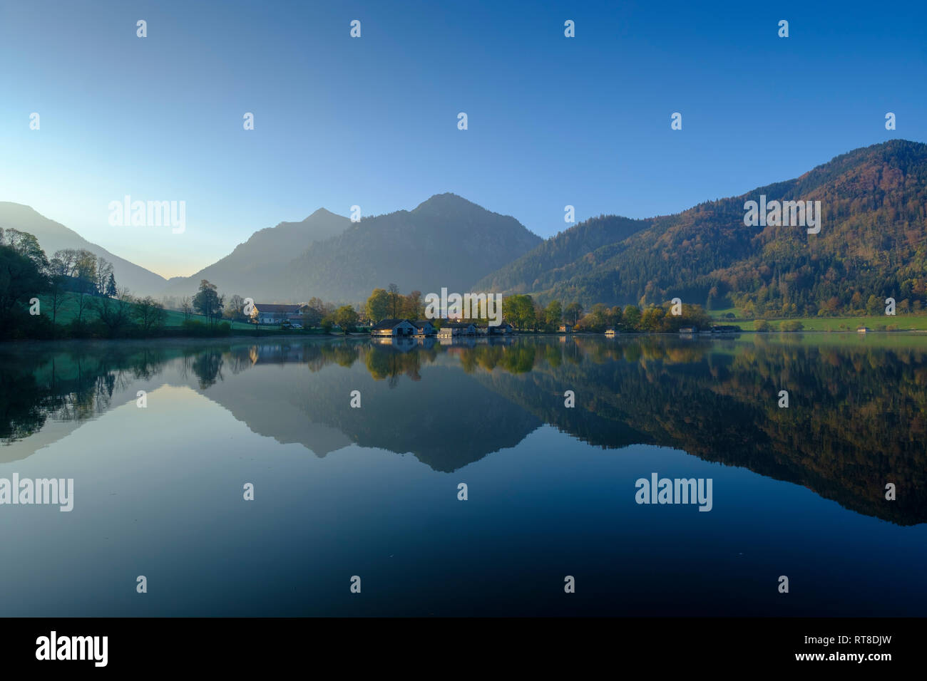 In Germania, in Baviera, il lago Schliersee davanti alle montagne a Spitzingsee Foto Stock