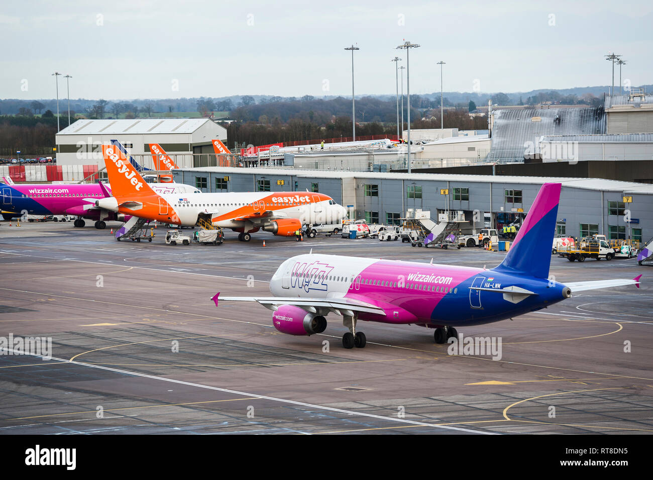 Wizz Air aereo la preparazione di taxi all'aeroporto di Luton, Inghilterra. Foto Stock