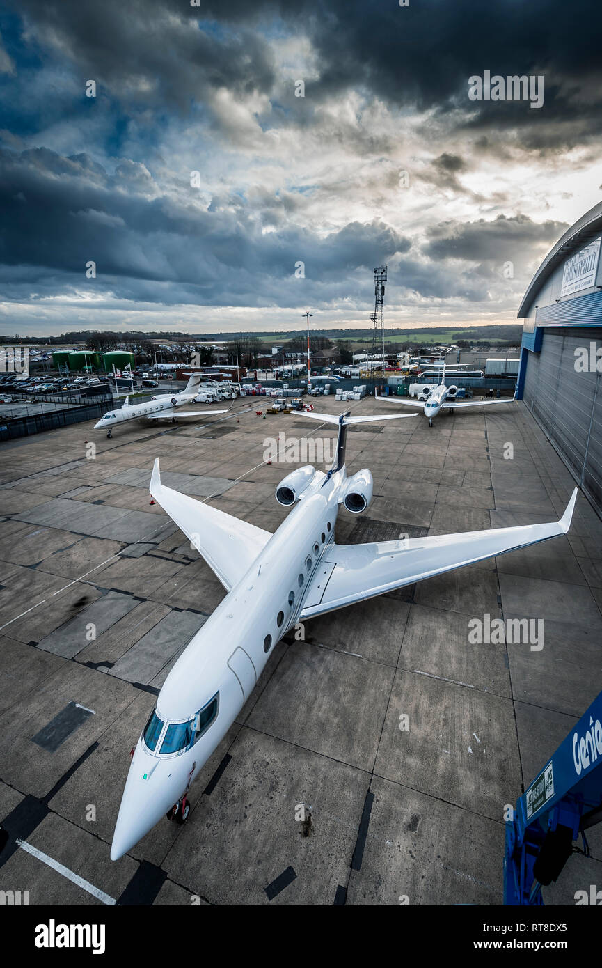Business Jet sull'area del piazzale di sosta di Luton, Inghilterra. Foto Stock