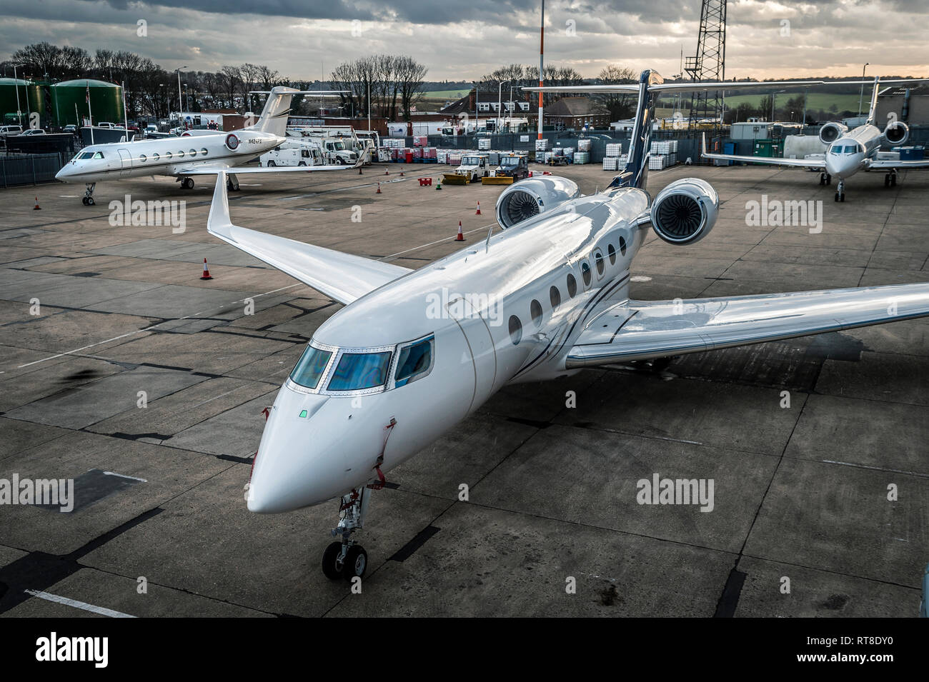 Business Jet sull'area del piazzale di sosta di Luton, Inghilterra. Foto Stock