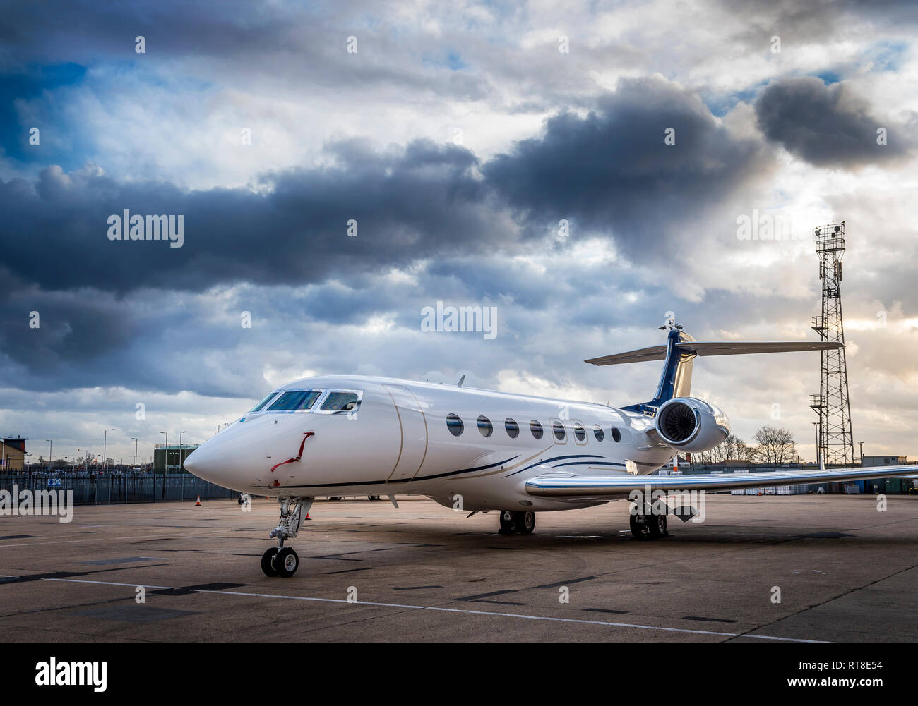 Business Jet sull'area del piazzale di sosta di Luton, Inghilterra. Foto Stock