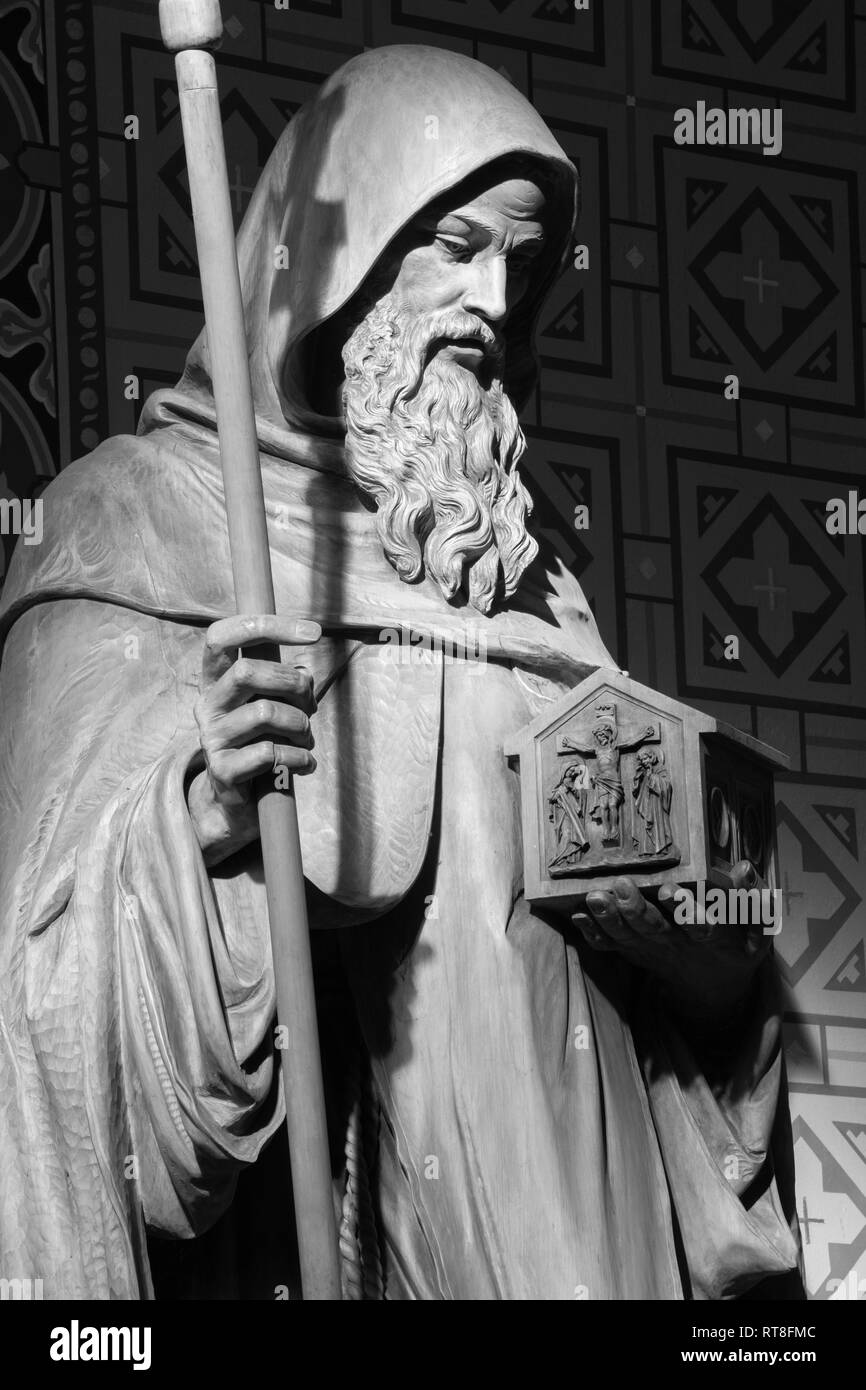 Praga, Repubblica Ceca - 17 ottobre 2018: la statua scolpita di San Cirillo nella Chiesa Svatého Cyrila Metodeje da Bretislav Kafka (1891 - 1967). Foto Stock