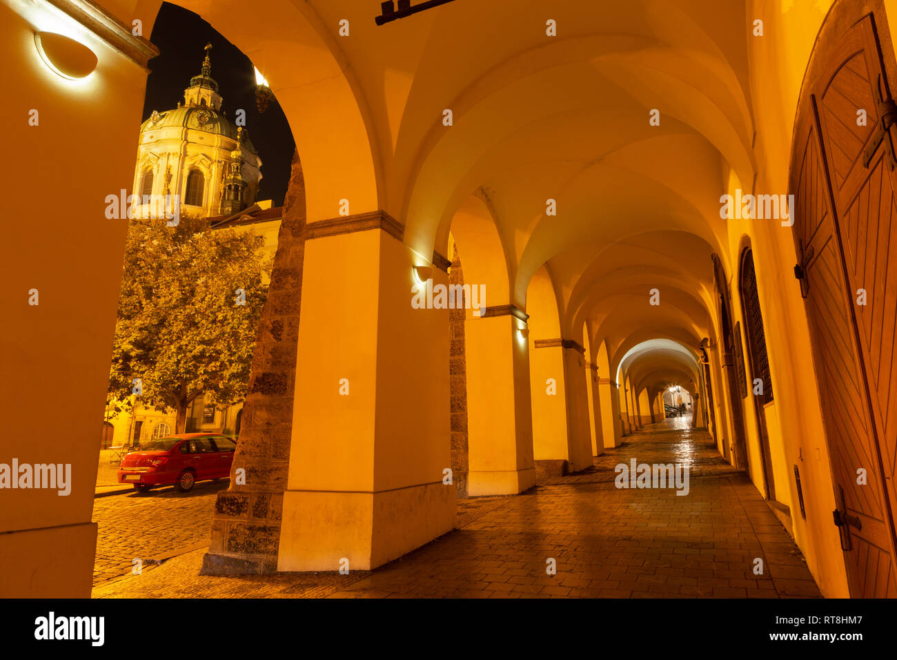 Praga - i portici sul quartiere di Mala Strana con la cupola di San Nichlas chiesa di notte. Foto Stock
