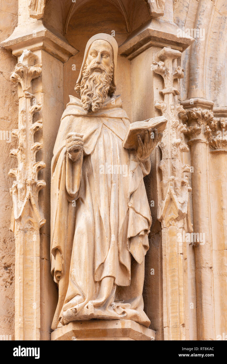 PALMA DE MALLORCA, Spagna - 27 gennaio 2019: la statua gotica di Sant'Antonio di Egitto (eremite) sul portale principale della chiesa Iglesia de San Miguel da Foto Stock