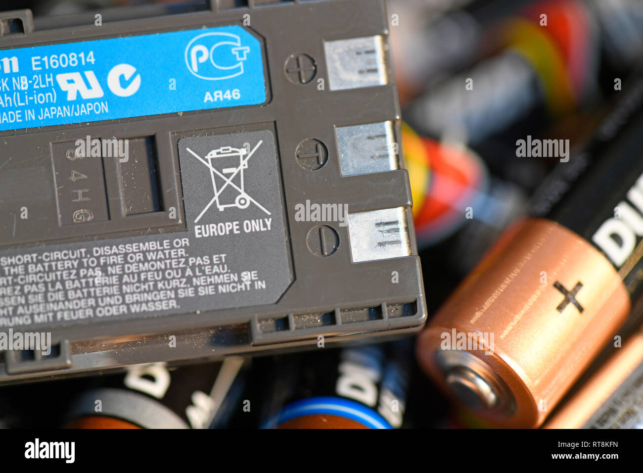 Simbolo di riciclaggio non buttare sulla batteria al litio Foto stock -  Alamy