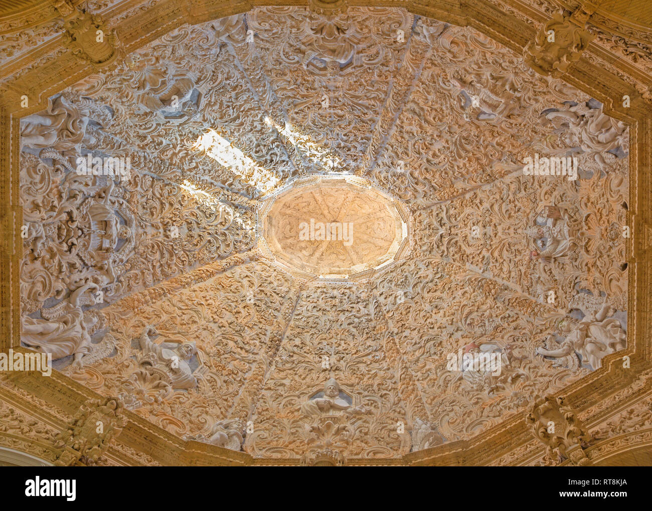 PALMA DE MALLORCA, Spagna - 28 gennaio 2019: il barocco in stucco lato nella cupola della chiesa Iglesia Nuestra Senora del Socorro da Francisco Herrera da Foto Stock