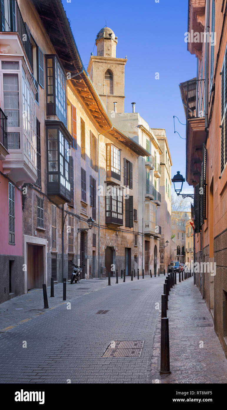 Palma de Mallorca - strada nella luce del mattino. Foto Stock