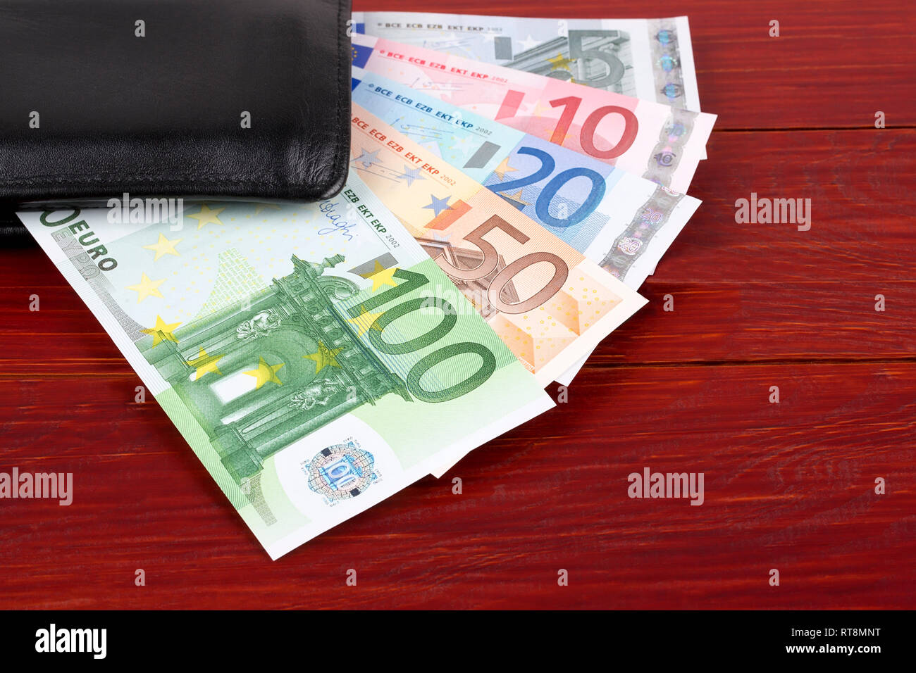 Il denaro europeo su uno sfondo di legno Foto Stock